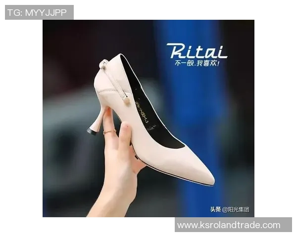 足球女星便装时尚造型展现独特魅力与个性风采