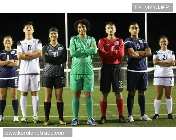 足球明星联名服饰潮流风向标打造个性化时尚体验，释放运动与潮流的无限魅力